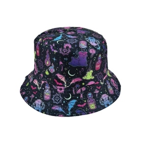 Cappello a secchiello gotico con stampa di pipistrelli viola e simboli neri