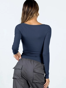 Détail du haut à manches longues côtelé bleu foncé et du pantalon cargo à poches