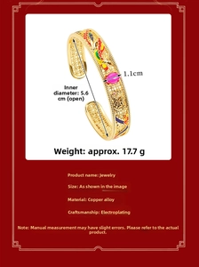 Dettaglio del bracciale cinese drago e fenice con smalto colorato e finitura dorata