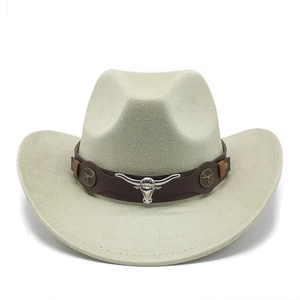 Détail d'un chapeau de cow-boy avec bande en cuir marron et emblème de tête de taureau argent