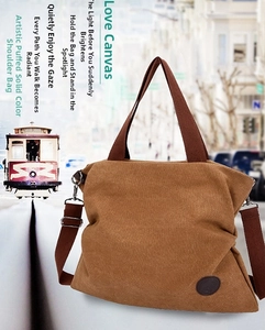 Gros plan sur un sac cabas en toile marron avec plis ondulés et bandoulière réglable