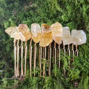Peigne à cheveux en fil doré fait main avec cristaux de quartz jaunes sur fond de mousse