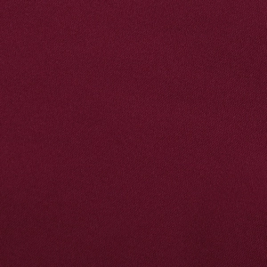 Gros plan détaillé de la texture du tissu rouge vin pour une robe de soirée élégante