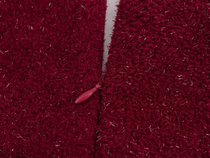 Détail du tissu en tweed bordeaux avec fils métalliques argentés et fermeture éclair