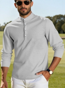 Dettaglio polo grigio chiaro in maglia a nido d'ape con tessuto testurizzato e scollo henley