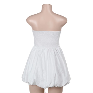Détail de la conception du dos froncé élastique sur une robe bustier blanche courte