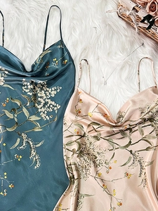 Robe nuisette en soie à fleurs en vert émeraude et rose tendre posée à plat