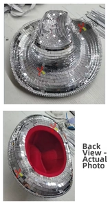 Dettaglio cappello da cowboy disco argento con specchi quadrati e bordo di strass