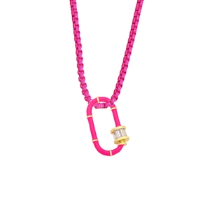 Dettaglio della collana con chiusura rosa con zirconi quadrati e catena a scatola