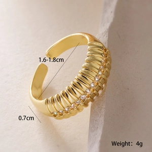 Detailansicht eines goldenen Zirkonia Rings mit Gewichtsangabe 4g und Größenabmessungen