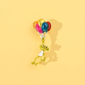 Détail de la broche grenouille avec émail coloré et ballons arc-en-ciel