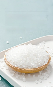 Vue macro de granulés de plastique PP de qualité alimentaire pour bassins de siège