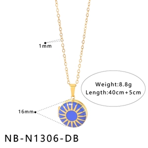 Détail du collier médaillon doré avec pendentif 16mm et longueur de chaîne réglable 40+5cm