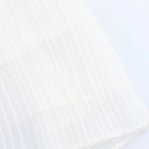 Vue détaillée de la texture du tissu plissé blanc avec de fines rayures tricotées