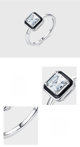 Détail macro du poinçon S925 argent massif et sertissage de zircon 5A sur la bague