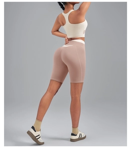 Gros plan du short de fitness taille haute avec design ergonomique push-up pour femme