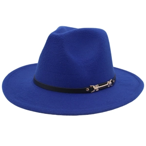 Détail du chapeau fedora bleu foncé avec bande en cuir noir et boucle dorée