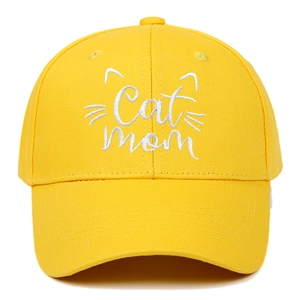 Dettaglio cappello da baseball giallo in cotone con ricamo bianco Cat Mom e orecchie
