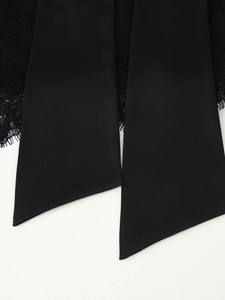 Détail des rubans en satin noir et de la dentelle délicate sur une mini-jupe élégante