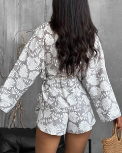 Détail d'ensemble de détente à imprimé tropical avec manches longues et short taille haute