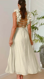 Dettaglio dell'abito in chiffon bianco avorio con schiena scoperta intrecciata e volant