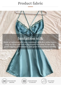 Détail de nuisette en satin turquoise avec dentelle et texture soie sur fond de peluche