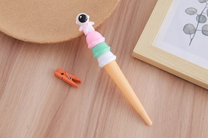 Detailopname van een creatieve astronaut ijsje gelpen op een houten bureau blad