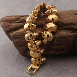 Gros plan d'un bracelet tête de mort plaqué or 18 carats sur du bois texturé