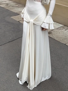 Robe longue élégante en satin blanc avec col en V en dentelle et manches trompette