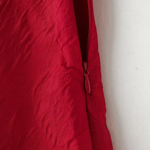 Robe de soirée rouge à manches bouffantes avec détail de fermeture éclair latérale