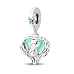 Détail d'un charme cœur en argent avec gravure d'éléphant et connecteur papillon bleu
