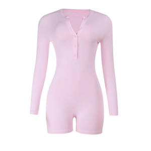 Détail de cette barboteuse rose à manches longues avec tissu côtelé et col en V boutonné