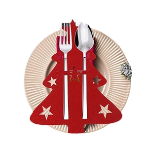 Porte-couverts de Noël en feutre rouge avec étoile sur une assiette en céramique