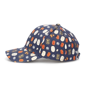 Détail de la casquette de baseball marine avec motifs porte-bonheur et texture en coton