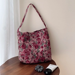 Détail macro du jacquard rose rouge et de l'étiquette de marque sur le sac vintage