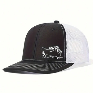 Détail du filet blanc respirant et de la visière noire avec coutures de la casquette