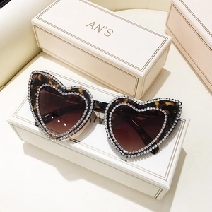 Retro heart-shaped sunglasses with double-row rhinestones and leopard print frames