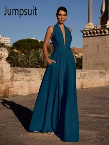 Détail de la combinaison dos nu bleu sarcelle avec décolleté en V profond et jambes larges