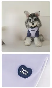Détail du logo Cuddle Champ et des coutures de qualité sur le sweat violet pour chien