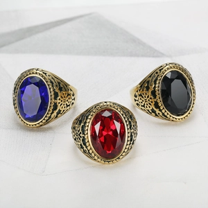 Set mit drei klassischen Herrenringen aus Edelstahl mit ovalen blauen, roten und schwarzen Steinen