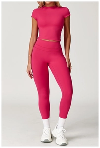 Dettaglio del set yoga rosso rosa con leggings a vita alta e top corto a maniche corte