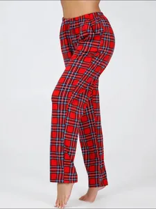Detail der hoch taillierten roten Pyjamahose mit Karomuster und weicher Textur im geraden Schnitt
