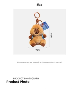 Detail view of a plush capybara keychain with blue backpack and 11cm height markings