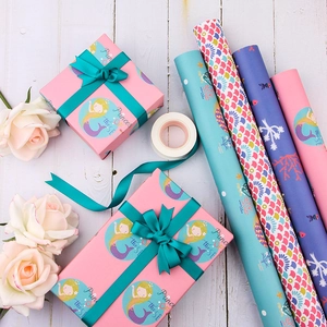 Papier cadeau sirène en kraft blanc avec motifs princesse de la mer et rubans assortis