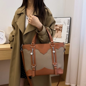 Chic two-tone tote bag with lychee grain texture and zipper details for daily commute