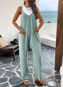 Détail de la combinaison verte avec poches avant et t-shirt blanc sur la plage