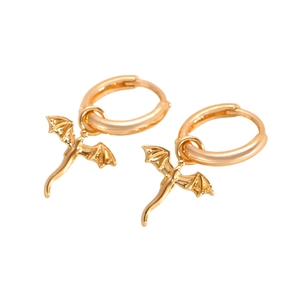 Boucles d'oreilles créoles dragon dorées avec textures fines pour un look punk chic