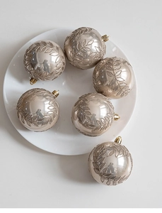 Dettaglio di palline di Natale da 8 cm argento champagne con texture foglia e tappi dorati