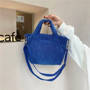 Sac cabas bleu Klein en velours côtelé avec bandoulière amovible et poignée tissée