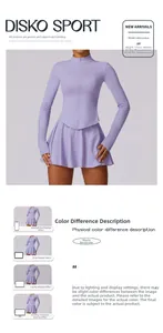 Détail d'une veste de protection solaire lavande et d'une jupe de tennis plissée